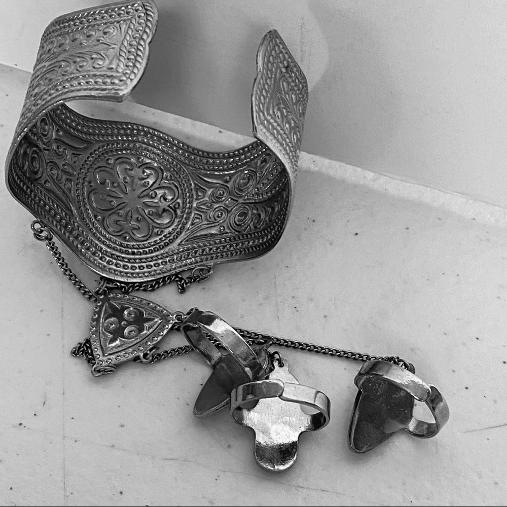 Vintage Silver-tone Chained Bracelet with 3 rings - Picture 6 of 15